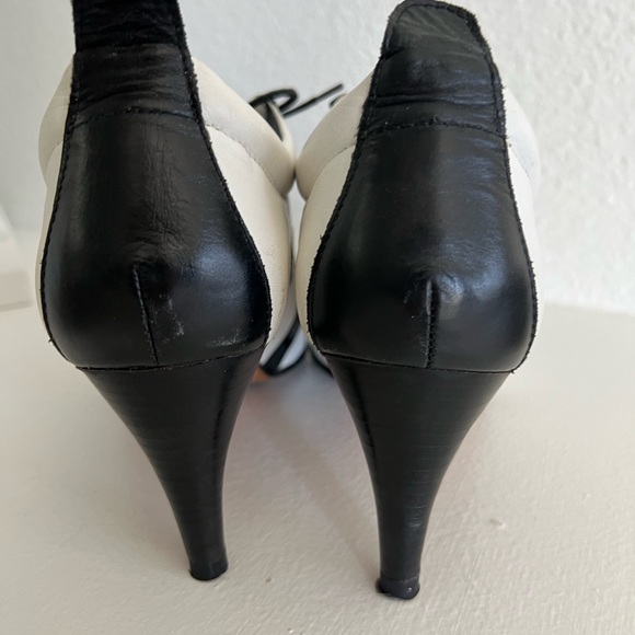 Black & White, extremely pointy & oh-so cool lace-up leather heel! - Picture 4 of 10